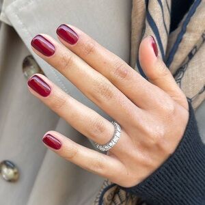 Givenchy Beauty Le Vernis N08 GRENAT INITIÉ red nail color